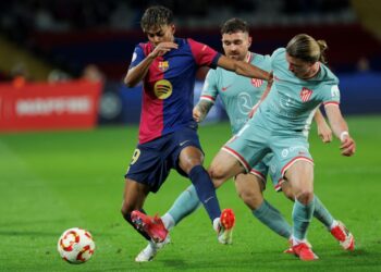 Penyerang Barcelona, Lamine Yamal (kiri) diasak pemain Atletico Madrid, Conor Gallagher dalam aksi separuh akhir pertama Piala Raja Sepanyol di Stadium Estadi Olimpic Lluis Companys pagi ini. - AFP