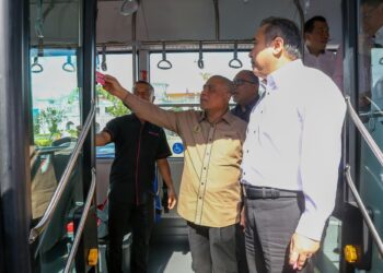 ANTHONY Loke (kanan) dan Menteri Besar Perak, Datuk Seri Saarani Mohamad (tengah) pada Majlis Pelancaran SBST BAS.MY Ipoh, semalam. - UTUSAN/MUHAMAD NAZREEN SYAH MUSTHAFA