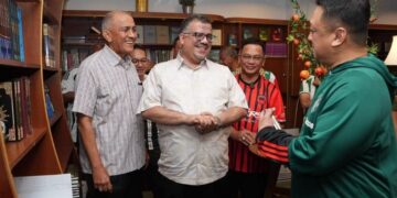 Tuanku Syed Faizuddin Putra berbincang mengenai buku-buku terkini terbitan Kumpulan Darul Fikir Sdn Bhd ketika berkenan berangkat ke Galeri Buku Darul Fikir, Jalan Raja Muda Abdul Aziz, Kuala Lumpur, semalam. Hadir sama (dari kiri), Mohd Zaki Ahmad, Dr. Adel Mohamed Ali Ba Hamid dan Dr. Mohd Na'im Mokhtar. -IHSAN MAIPs.