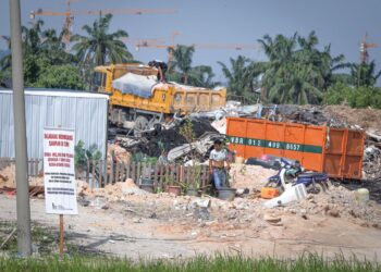 BEBERAPA individu tidak bertanggungjawab masih melakukan kerja-kerja pelupusan sampah secara haram walaupun notis larangan sudah diletakkan oleh MPKS dekat Kampung Sri Aman, Ijok di Kuala Selangor, Selangor.  – UTUSAN/SADDAM YUSOFF