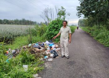 KAMARI Kayon menunjukkan kawasan pembuangan sampah-sarap di Jalan Parit Terus ke Kampung Parit Dato’ Onn, Mukim Api-Api, Pontian.