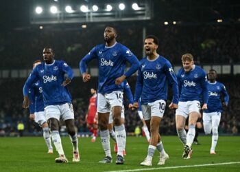 Penyerang Everton, Beto (dua dari kiri) meraikan jaringan gol bersama rakan sepasukan dalam aksi menentang Liverpool di Goodison Park. - AFP