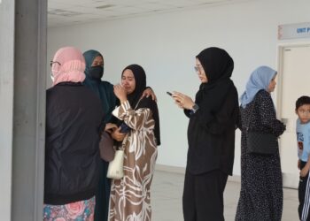 NUR Izzaty Abd. Jalil tidak dapat menahan sebak ketika ditemui  pekarangan Jabatan Perubatan Forensik Hospital Rembau hari ini.-UTUSAN/NOR AINNA HAMZAH.