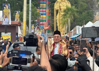 ANWAR Ibrahim ketika selesai menghadiri Majlis Persiapan Thaipusam di Dewan Kuil Batu Caves, Selangor.