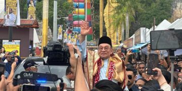 ANWAR Ibrahim ketika selesai menghadiri Majlis Persiapan Thaipusam di Dewan Kuil Batu Caves, Selangor.