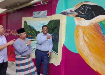 K. RAVEN KUMAR  (kanan) dan Sharil Nizam Abdul Rahim (kiri) melihat lukisan mural di sekitar Johor Bahru.