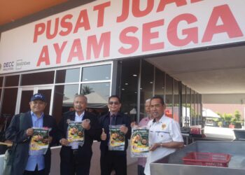 SHARUDDIN Omar (dua dari kiri) menunjukkan produk ayam perap yang diusahakan PVATM di Pusat Jualan Ayam Veteran PVATM di Paroi, Seremban.-UTUSAN /NUR SHARIEZA ISMAIL