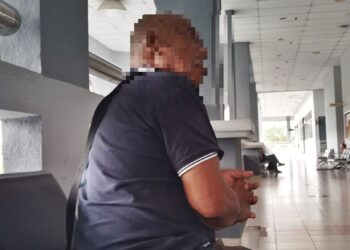 SEORANG warga emas dihadapkan ke Mahkamah Sesyen Seremban hari ini, atas pertuduhan melakukan amang seksual ke atas kanak-kanak perempuan berusia lapan tahun di Port Dickson, empat tahun lalu.-UTUSAN/MOHD. SHAHJEHAN MAAMIN