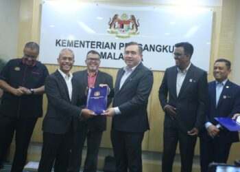 ANTHONY Loke Siew Fook menyampaikan surat tawaran PPKM kepada Pengarah Pakatan Petroleum, Mohamad Zaid Mohamed Zainal Abidin (dua dari kiri) sambil diperhatikan Timbalan Menteri, Hasbi Habibollah (tiga dari kiri) ketika sesi pengumuman pelantikan Pusat Pemeriksaan Kenderaan Motor (PPKM) di Kementerian Pengangkutan, Putrajaya hari ini