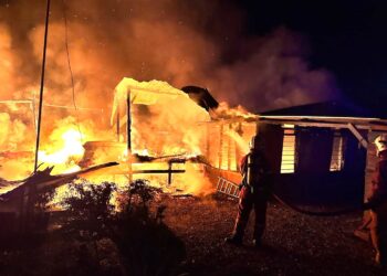 ANGGOTA bomba memadamkan kebakaran yang memusnahkan sebuah rumah dalam kejadian di  Kampung Parit Dato Onn, Pulai Sebatang, Pontian, Johor awal pagi tadi.