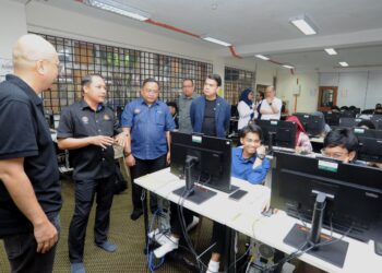 AZNAN Tamin (dua dari kiri) melawat bilik pembelajaran kecerdasan buatan (AI) pada Program MCMC Micsroft AI Teach Johor Perkasa Komuniti dengan Kemahiran Digital dan Teknologi AI di Politeknik Ibrahim Sultan, Pasir Gudang, Johor Bahru hari ini.-UTUSAN/RAJA JAAFAR ALI