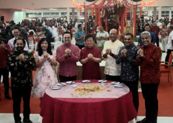 STEVEN Sim Chee Keong (tiga dari kiri) dan Chow Kon Yeow (tengah) pada Majlis Sambutan Tahun Baharu Cina Kementerian Sumber Manusia (Kesuma) di Bukit Mertajam, Pulau Pinang malam tadi.-UTUSAN/IQBAL HAMDAN