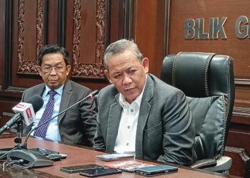  AMINUDDIN Harun pada siding akhbar selepas mempengerusikan Mesyuarat Mingguan Exco di Wisma Negeri di Seremban hari ini.-UTUSAN/NUR SHARIEZA ISMAIL.