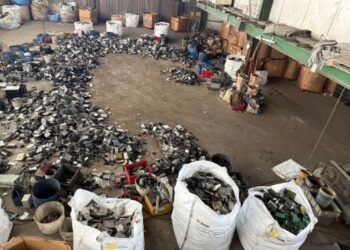 SEBAHAGIAN daripada e-waste yang dirampas dalam serbuan tiga kilang di sekitar Johor Bahru, Johor.