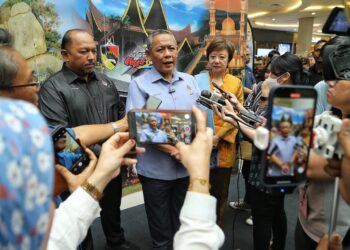 AMINUDDIN Harun pada sidang akhbar selepas Majlis Pelancaran Kalendar Acara Pelancongan Negeri Sembilan Tahun 2025 di Seremban 2 di Seremban hari ini. - UTUSAN/MOHD. SHAHJEHAN MAAMIN.