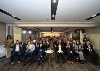 AZNAN Tamin (empat kanan) bergambar bersama lebih 50 wakil syarikat dan institusi pengajian tinggi dalam Hari Libat Urus JTDC di Menara Komtar, Johor Bahru, Johor.