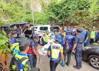 MAYAT lelaki warga emas yang dilaporkan hilang ketika keluar mencari najis kelawar ditemukan pasukan penyelamat di Gua Beringin Chuping, Padang Besar, Perlis hari ini. - UTUSAN