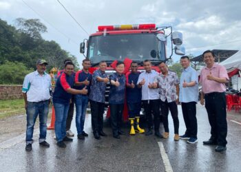 CHOW Kon Yeow (tengah) bersama Wahid (lima dari kiri) pada Majlis Kesyukuran dan Penyerahan Jentera PBS Kuala Juru di Dewan Persatuan Nelayan Unit B Kuala Juru, Bukit Mertajam, Pulau Pinang -UTUSAN/NORUL AKMA MOHD. ZAIN