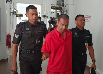 ROSMAINI Abd. Raof dibawa ke Mahkamah Tinggi Johor Bahru hari ini untuk mendengar permohonan rayuannya  bagi  menangguhkan hukuman penjara 10 tahun yang dikenakan terhadapnya sebelum ini. - UTUSAN/BA’AZLAN IBRAHIM.