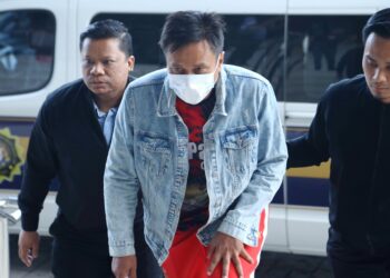 AZIZAN Zainal Abidin (tengah) dibawa ke Mahkamah Sesyen Seremban hari ini bagi didakwa atas enam pertuduhan mengemukakan dokumen sebut harga palsu kepada MBS, empat tahun lalu. - UTUSAN/MOHD. SHAHJEHAN MAAMIN.