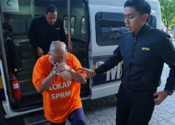 SEORANG bekas pengurus kilang simen direman di Mahkamah Majistret Seremban hari ini bagi membantu siasatan kes disyaki meminta dan menerima rasuah kira-kira RM100,000. - UTUSAN/MOHD. SHAHJEHAN MAAMIN