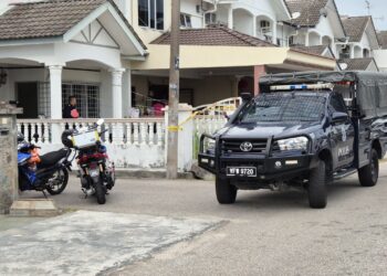 KENDERAAN polis membawa mayat seorang wanita yang dipercayai dibunuh di Taman Seri Mangga, Pokok Mangga, Melaka. - UTUSAN/MUHAMMAD SHAHIZAM TAZALI