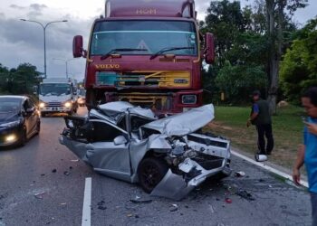 KEADAAN kemalangan yang mengakibatkan seorang pemandu kereta maut dalam kejadian di Jalan Persiaran Negeri Nilai, Nilai, Seremban, pagi tadi.-UTUSAN /NUR SHARIEZA ISMAIL