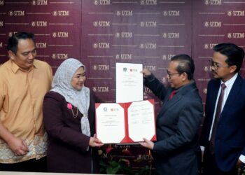 ANIS Permin bertukar dokumen dengan Mohd. Shafry Mohd. Rahim pada Majlis  Menandatangani Memorandum Persefahaman antara Haos Ek? dan UTM di UTM Skudai, Johor Bahru, Johor. UTUSAN/RAJA JAAFAR ALI