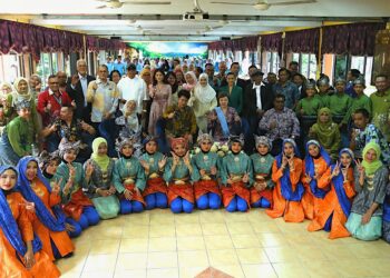 TUNKU Zain Al-‘Abidin ibni Tuanku Muhriz bersama pelajar dan mentor dalam kalangan artis
pada Program Projek Seni Noghori 9 di Noghori Arts School @ Sekolah Menengah Kebangsaan Tunku Ampuan Najihah di Seremban hari ini. UTUSAN/MOHD. SHAHJEHAN MAAMIN