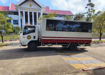 TRAK yang membawa enam rakyat Malaysia untuk dibicarakan di Mahkamah Wilayah Narathiwat, Thailand atas dua pertuduhan mengambil dadah dan memiliki pil kuda. – UTUSAN/YATIMIN ABDULLAH