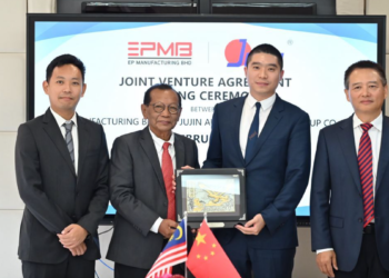 AIDAN Hamidon (kiri) pada majlis menandatangani perjanjian antara EPMB bersama Jujin China.