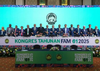 PRESIDEN Persatuan Bolasepak Malaysia (FAM), Mohd. Joehari Mohd. Ayub (tengah) bergambar dengan barisan kepimpinan baharu badan induk bolasepak negara bagi penggal 2025-2029.