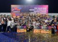 Pasukan hoki Terengganu Hockey Team (THT) menjulang Piala TNB selepas menewaskan pasukan Tenaga Nasional Berhad (TNB) pada aksi final di Stadium Hoki Nasional Bukit Jalil, kelmarin. FOTO/AFIQ RAZALI