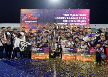 Pasukan hoki Terengganu Hockey Team (THT) menjulang Piala TNB selepas menewaskan pasukan Tenaga Nasional Berhad (TNB) pada aksi final di Stadium Hoki Nasional Bukit Jalil, kelmarin. FOTO/AFIQ RAZALI