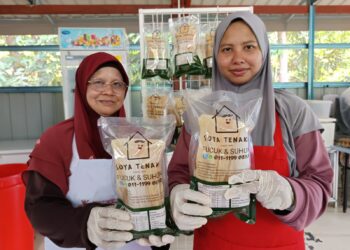 HABIBAH Ujang (kiri) dan Ummu Sakinah menunjukkan produk fucuk yang dihasilkan mereka di Bengkel Soya Tenaka, Kampung Titian Akar, Rembau, Negeri Sembilan. – UTUSAN/NOR AINNA HAMZAH