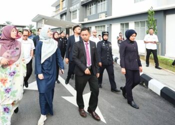 Fadhlina Sidek meninjau fasiliti Sekolah Kebangsaan Taman Pelangi Semenyih yang baru siap dibina pada hari pertama pembukaan sekolah tersebut, semalam. – UTUSAN/AMIR KHALID