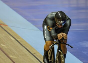 Aksi pelumba basikal negara, Muhammad Fadhil Mohd Zonis dalam acara ujian masa lelaki elit pada Kejohanan Trek Asia (ACC 2025) di Velodrom Nasional, Nilai hari ini. - UTUSAN/AMIR KHALID