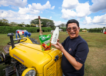 AZMI Zainal menunjukkan produk yang dikeluarkan oleh Farm Fresh.