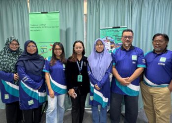 Fatin Atiqah (tengah), Fatin Adlina (tiga dari kiri) bersama pengurusan Ar Reizen Tour Services