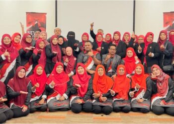 MOHD HAFIZ Mohd Khalid (duduk, tengah) bersama usahawan Figura International pada majlis Figura Leadership Convention dan Kick Off 2025 di sebuah hotel di ibu negara, baru-baru ini.