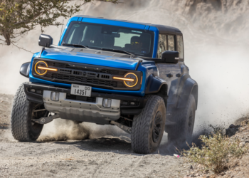 FORD Bronco Raptor terasa stabil dan meyakinkan di atas permukaan berpasir.