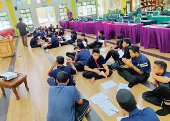 PESERTA 
program Super Genius tekun menjalani sesi latihan modul yang diperkenalkan dua pensyarah universiti di Tanjung Malim, Perak.