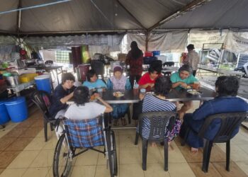 PENGHUNI Rumah Titian Ashraful Rohaniah yang  terjejas berikutan gangguan bekalan air yang berlaku 
di Teluk Intan, Perak sejak minggu lalu. – UTUSAN/AIN SAFRE BIDIN.