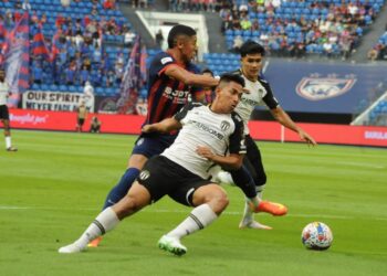 Pemain pentahanan Terengganu FC,  Muhamad Shahrul cuba mengekang pergerakan  penyerang JDT, Bergson Da Silva  pada aksi timbal balik separuh akhir Piala Malaysia  di Stadium Sultan Ibrahim, Iskandar Puteri, kelmarin. UTUSAN/RAJA JAAFAR ALI