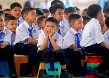 GELAGAT murid tahun satu pada hari pertama persekolahan sesi 2025/2026 di Sekolah Kebangsaan Sultan Ismail 1, Kota Bharu, Kelantan, semalam. – UTUSAN/KAMARUL BISMI KAMARUZAMAN