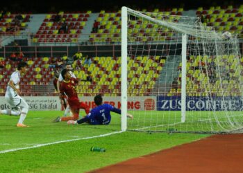 MUHAMMAD Harith Samsuri menjaringkan gol pertama NSFC pada aksi bertemu KDAFC dalam perlawanan Liga Super
di Stadium Tuanku Abdul Rahman Paroi, Seremban, hari ini.-UTUSAN/MOHD. SHAHJEHAN MAAMIN.