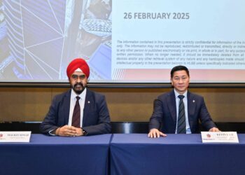 KEVIN Lam (kanan) bersama Ketua Pegawai Kewangan Hong Leong Bank, Malkit Singh ketika sesi taklimat kewangan bersama media di Menara Hong Leong, Kuala Lumpur di sini semalam. - UTUSAN/SYAKIR RADIN