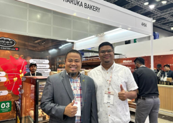 KHAIRUL Shahril (kiri) semasa pembukaan gerai Haruka Bakery di Pernas International Franchise Festival (PIFF) 2025. –UTUSAN/SABRINA ZULKIFLI