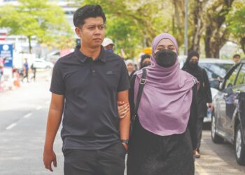 ZAIM Ikhwan Zahari dan isterinya, Ismanira Abdul Manaf ketika hadir di Mahkamah Sesyen Petaling Jaya semalam bagi perbicaran kes pengabaian terhadap kanak-kanak autisme, Zayn Rayyan. – UTUSAN/ISKANDAR ISHAK