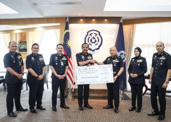 RAZARUDIN Husain menyumbangkan kira-kira RM10,000 kepada Tabung Amanah Warisan Polis (TAWP)